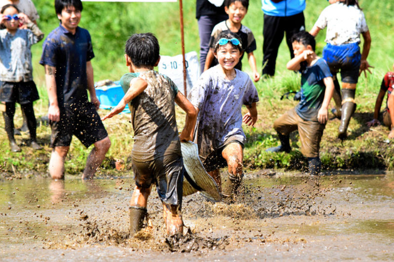 1⃣ ４年ぶり！学校で借りた田んぼで駆け回る