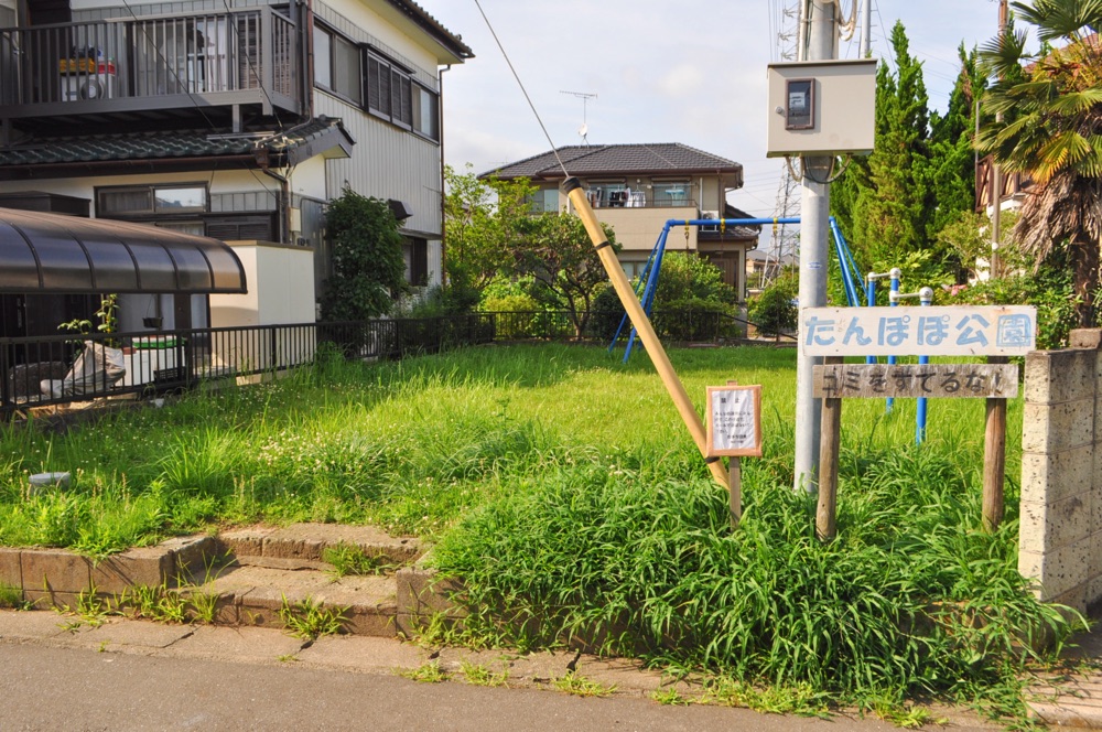 ベンチなどはない小さな公園です。