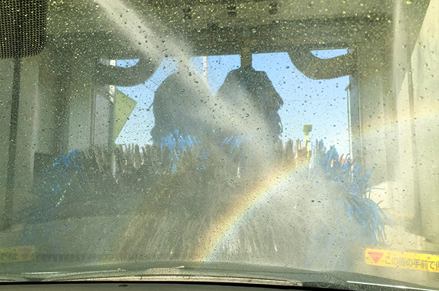 守谷市ガソリンスタンドミツウロコで洗車中
